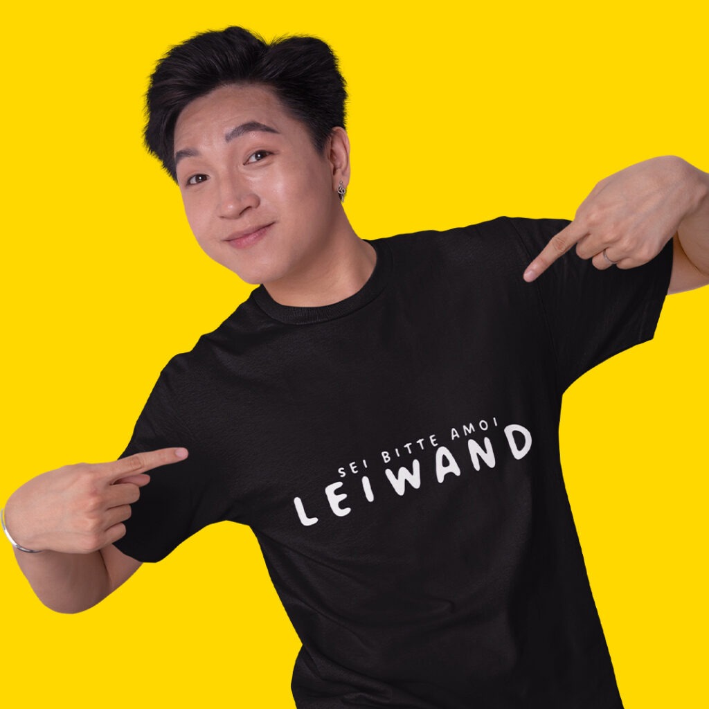 Sei bitte amoi leiwand - Shirt im Wiener Goscherl-Shop / Bild: PlaceIt, Wiener Goscherl